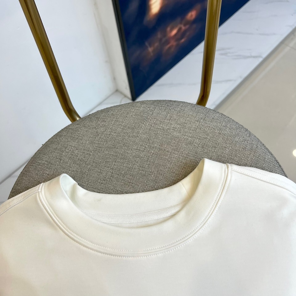 Prad普拉达、2025秋冬新品男士卫衣，以品牌标志性的极简美学重塑经典运动风格。本品采用320克莫代尔