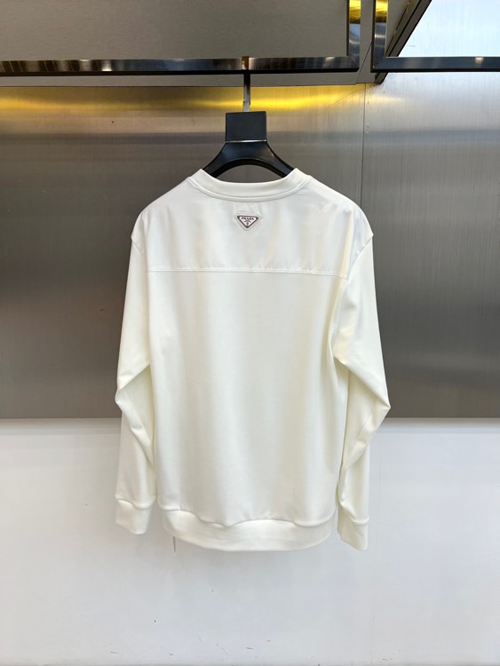 Prad普拉达、2025秋冬新品男士卫衣，以品牌标志性的极简美学重塑经典运动风格。本品采用320克莫代尔