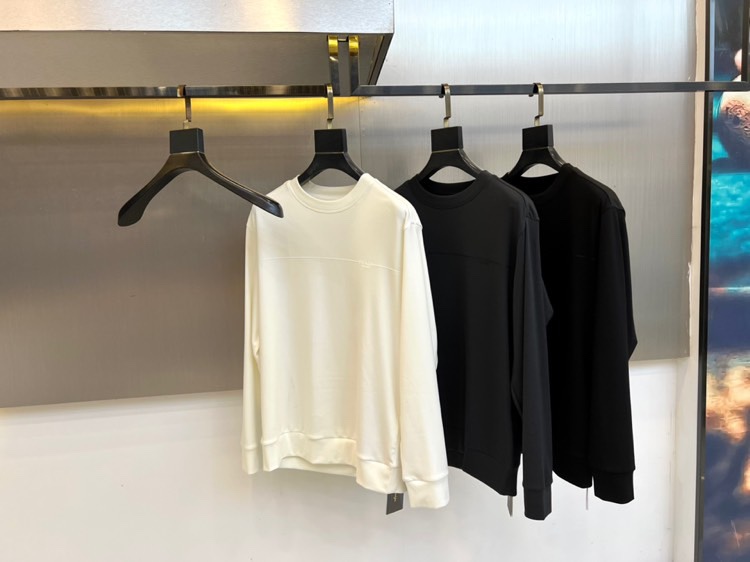 Prad普拉达、2025秋冬新品男士卫衣，以品牌标志性的极简美学重塑经典运动风格。本品采用320克莫代尔