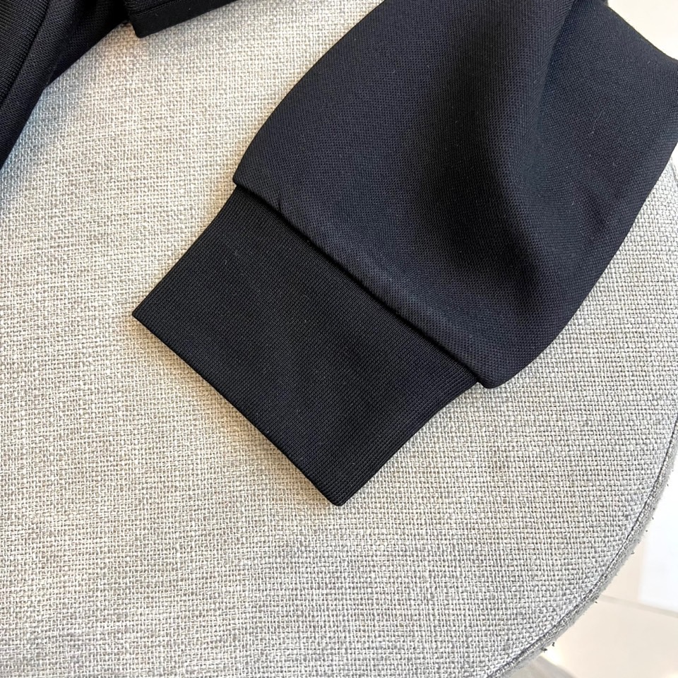 Prad普拉、2025秋冬新品 | PRADA极简卫衣。这款圆领卫衣采用微阔版型设计，左胸点缀品牌标志性