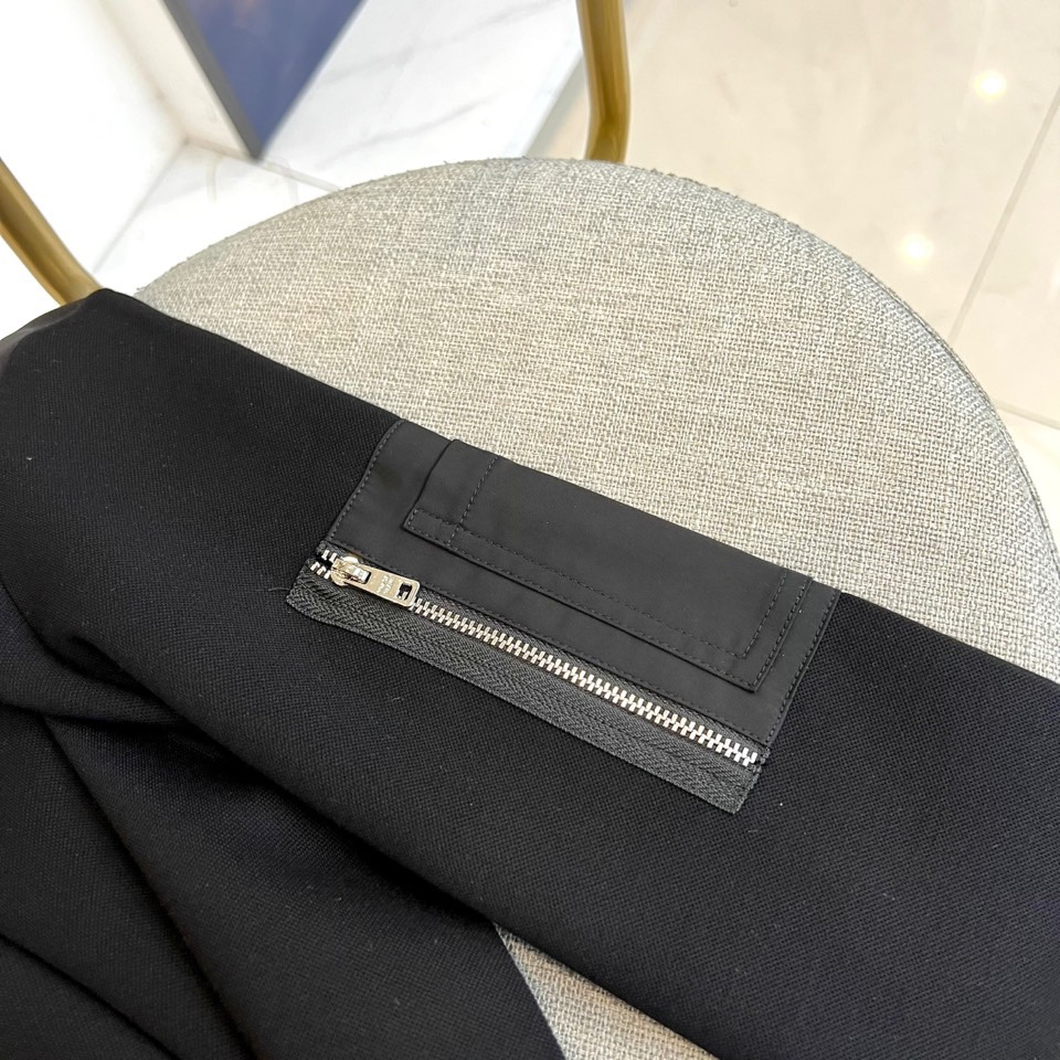 Prad普拉、2025秋冬新品 | PRADA极简卫衣。这款圆领卫衣采用微阔版型设计，左胸点缀品牌标志性