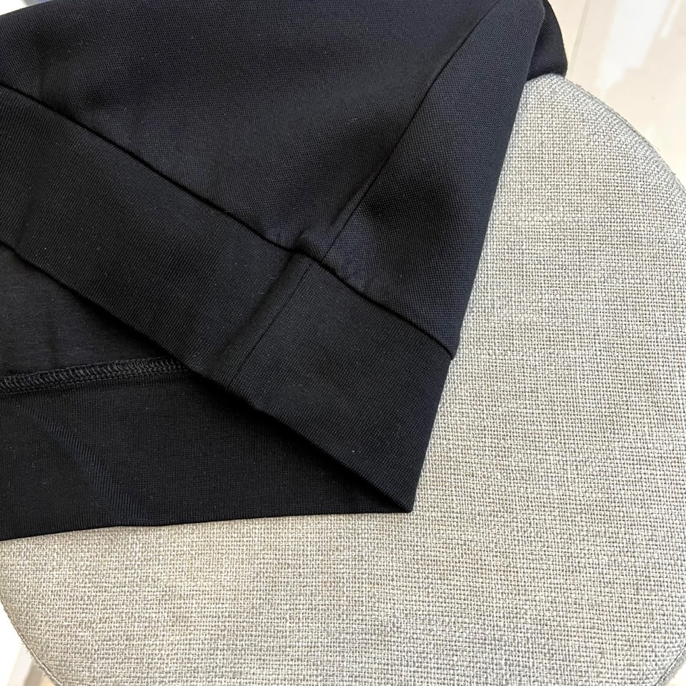 Prad普拉、2025秋冬新品 | PRADA极简卫衣。这款圆领卫衣采用微阔版型设计，左胸点缀品牌标志性