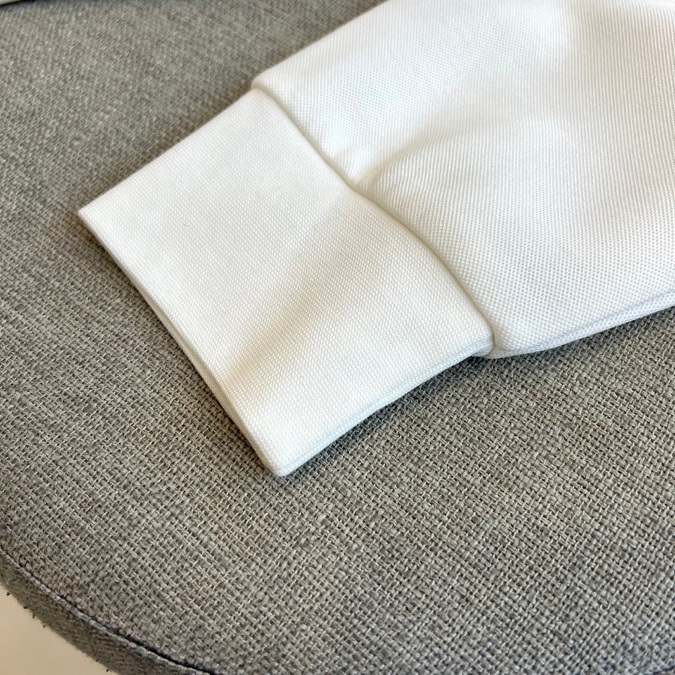 Prad普拉、2025秋冬新品 | PRADA极简卫衣。这款圆领卫衣采用微阔版型设计，左胸点缀品牌标志性