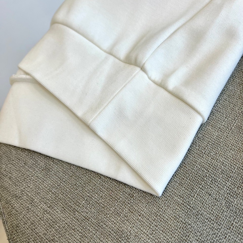 Prad普拉、2025秋冬新品 | PRADA极简卫衣。这款圆领卫衣采用微阔版型设计，左胸点缀品牌标志性