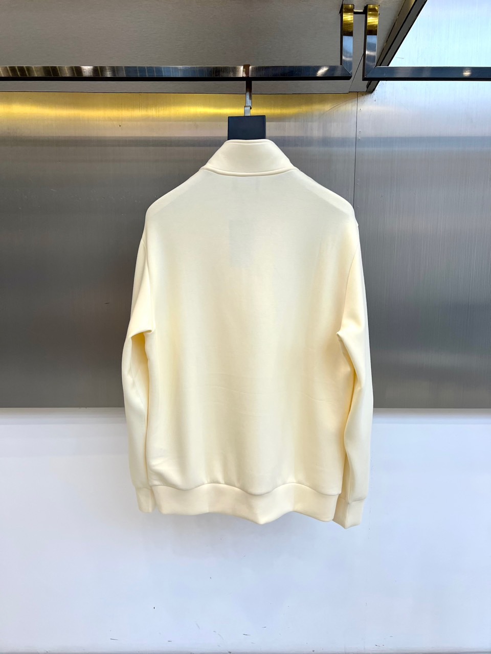 Kiton-2025秋冬新品半高领上衣，以创新拼接设计诠释意式优雅美学。采用半高领设计搭配金属拉链开合，