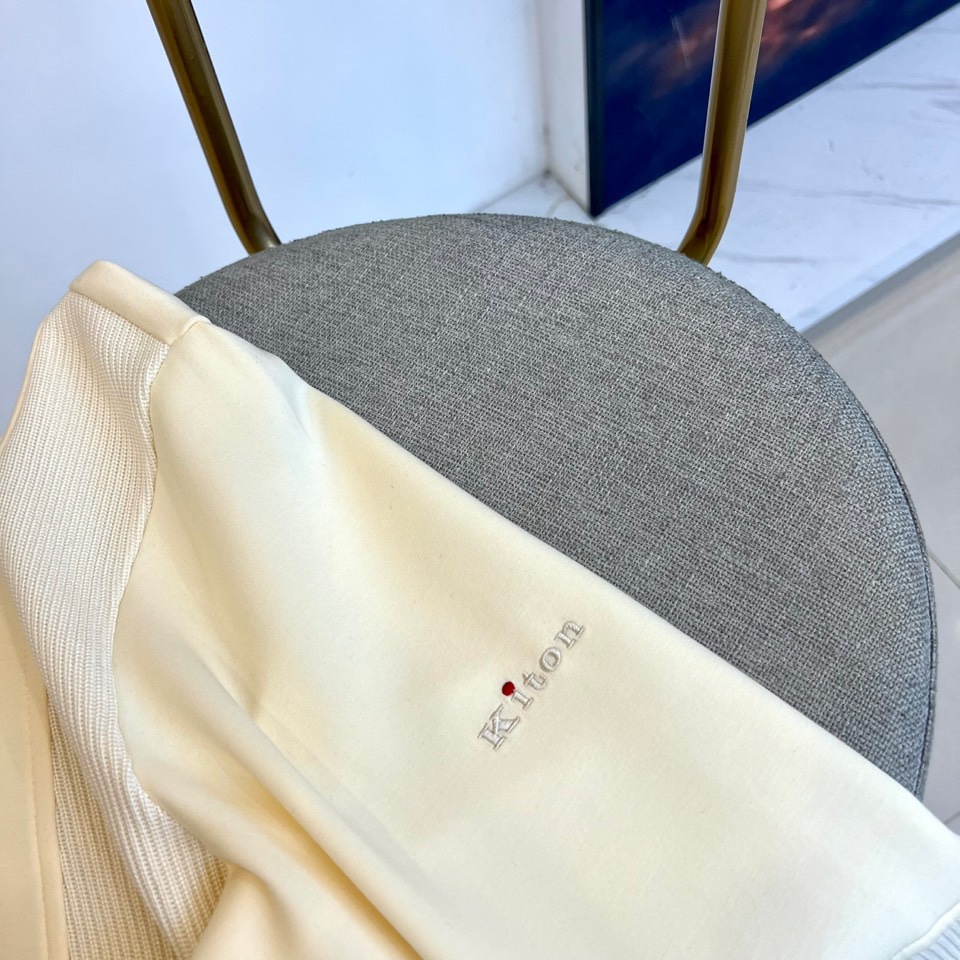 Kiton-2025秋冬新品半高领上衣，以创新拼接设计诠释意式优雅美学。采用半高领设计搭配金属拉链开合，