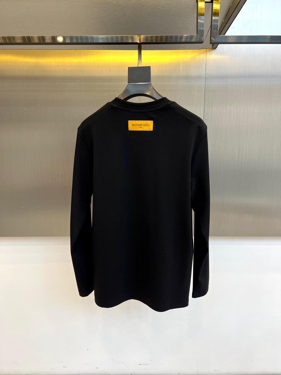 1v威登、2025秋冬新品长袖T恤，以极简设计诠释现代奢华。款式采用经典修身剪裁，精选高品质纯棉面料打造