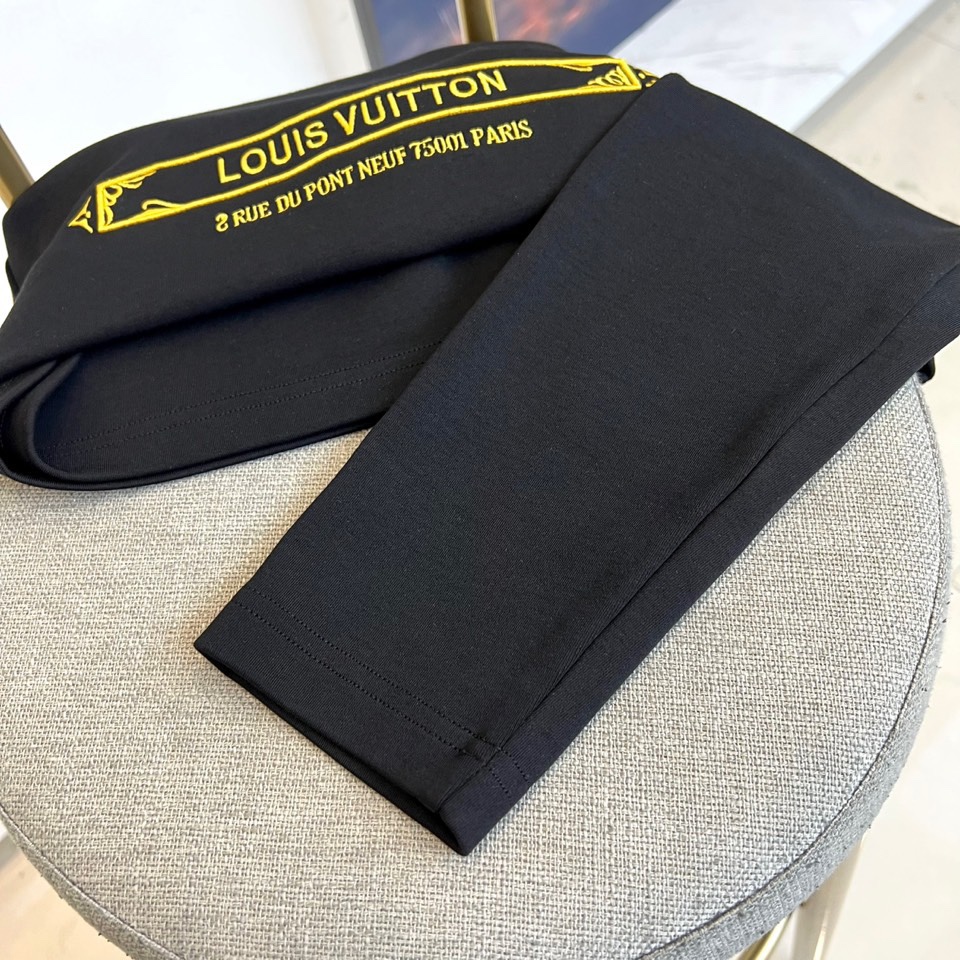 1v威登、2025秋冬新品长袖T恤，以极简设计诠释现代奢华。款式采用经典修身剪裁，精选高品质纯棉面料打造