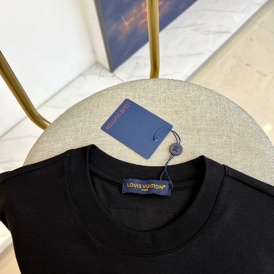 1v威登、2025秋冬新品长袖T恤，以极简设计诠释现代奢华。款式采用经典修身剪裁，精选高品质纯棉面料打造