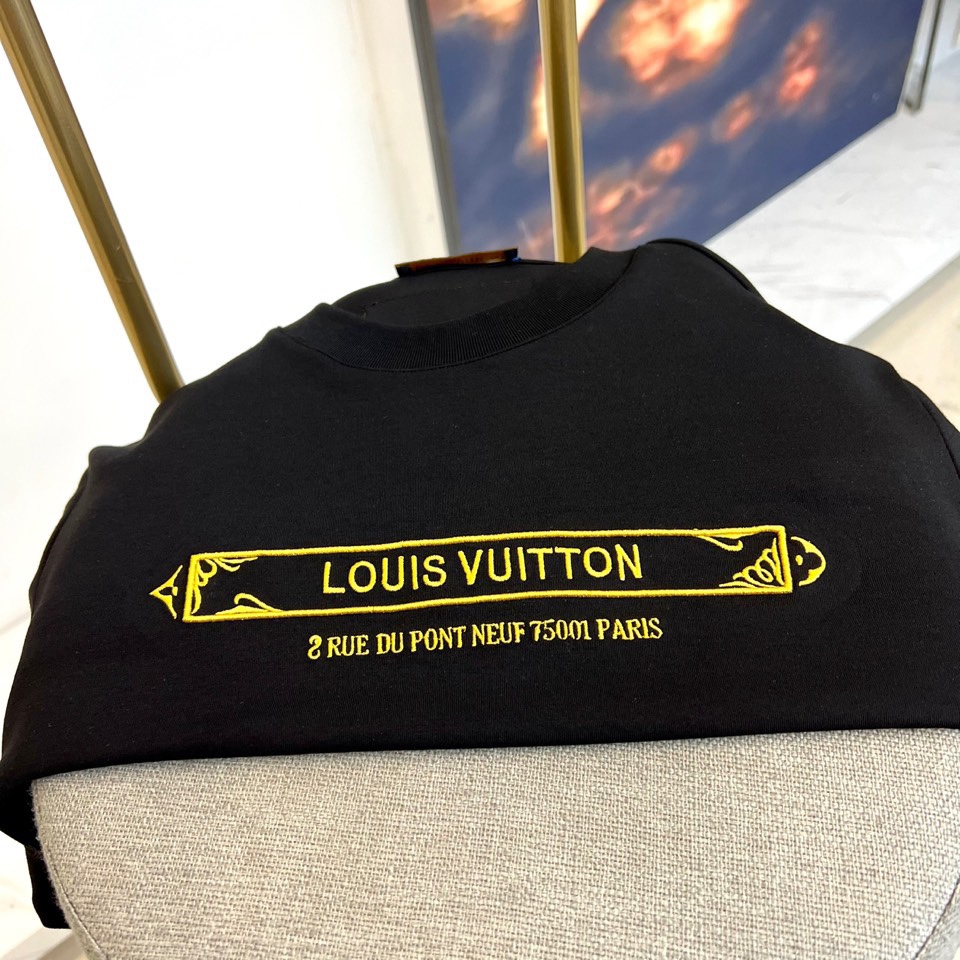 1v威登、2025秋冬新品长袖T恤，以极简设计诠释现代奢华。款式采用经典修身剪裁，精选高品质纯棉面料打造