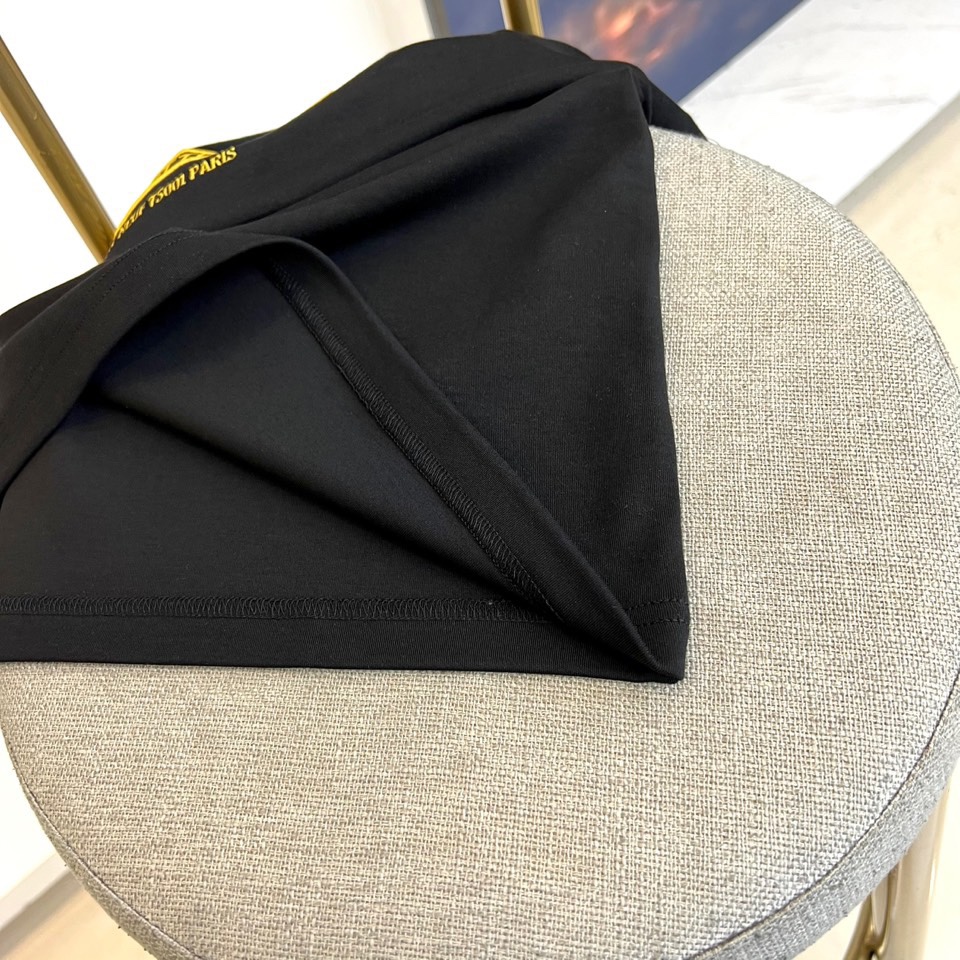 1v威登、2025秋冬新品长袖T恤，以极简设计诠释现代奢华。款式采用经典修身剪裁，精选高品质纯棉面料打造