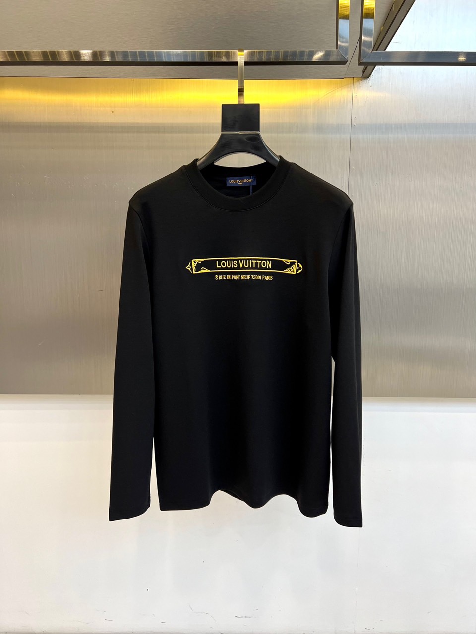 1v威登、2025秋冬新品长袖T恤，以极简设计诠释现代奢华。款式采用经典修身剪裁，精选高品质纯棉面料打造