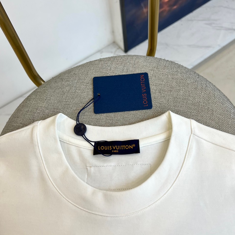 1v威登、2025秋冬新品长袖T恤，以极简设计诠释现代奢华。款式采用经典修身剪裁，精选高品质纯棉面料打造