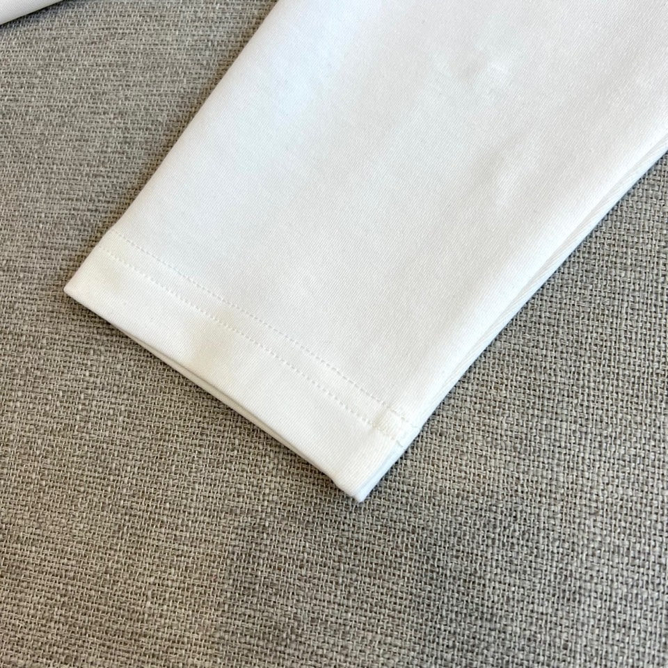 1v威登、2025秋冬新品长袖T恤，以极简设计诠释现代奢华。款式采用经典修身剪裁，精选高品质纯棉面料打造