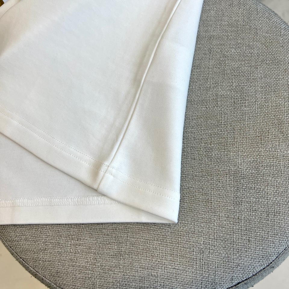 1v威登、2025秋冬新品长袖T恤，以极简设计诠释现代奢华。款式采用经典修身剪裁，精选高品质纯棉面料打造