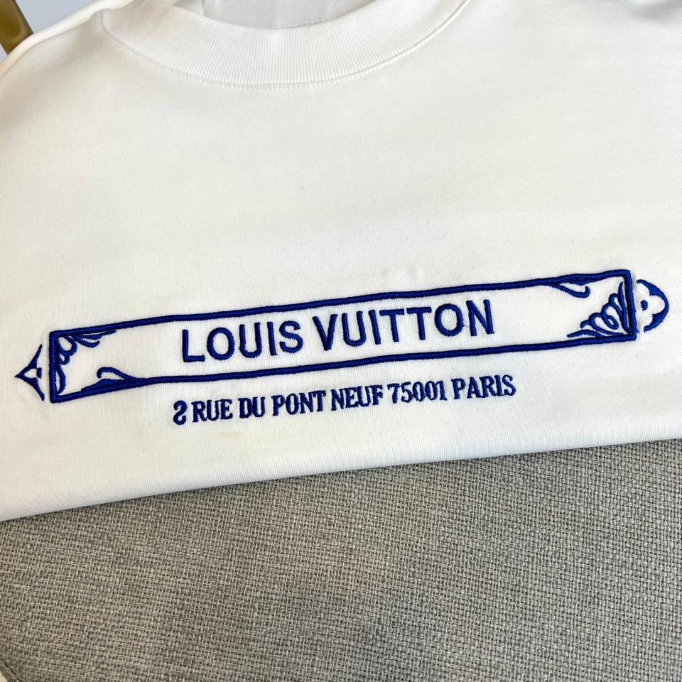 1v威登、2025秋冬新品长袖T恤，以极简设计诠释现代奢华。款式采用经典修身剪裁，精选高品质纯棉面料打造