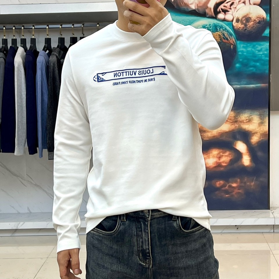 1v威登、2025秋冬新品长袖T恤，以极简设计诠释现代奢华。款式采用经典修身剪裁，精选高品质纯棉面料打造