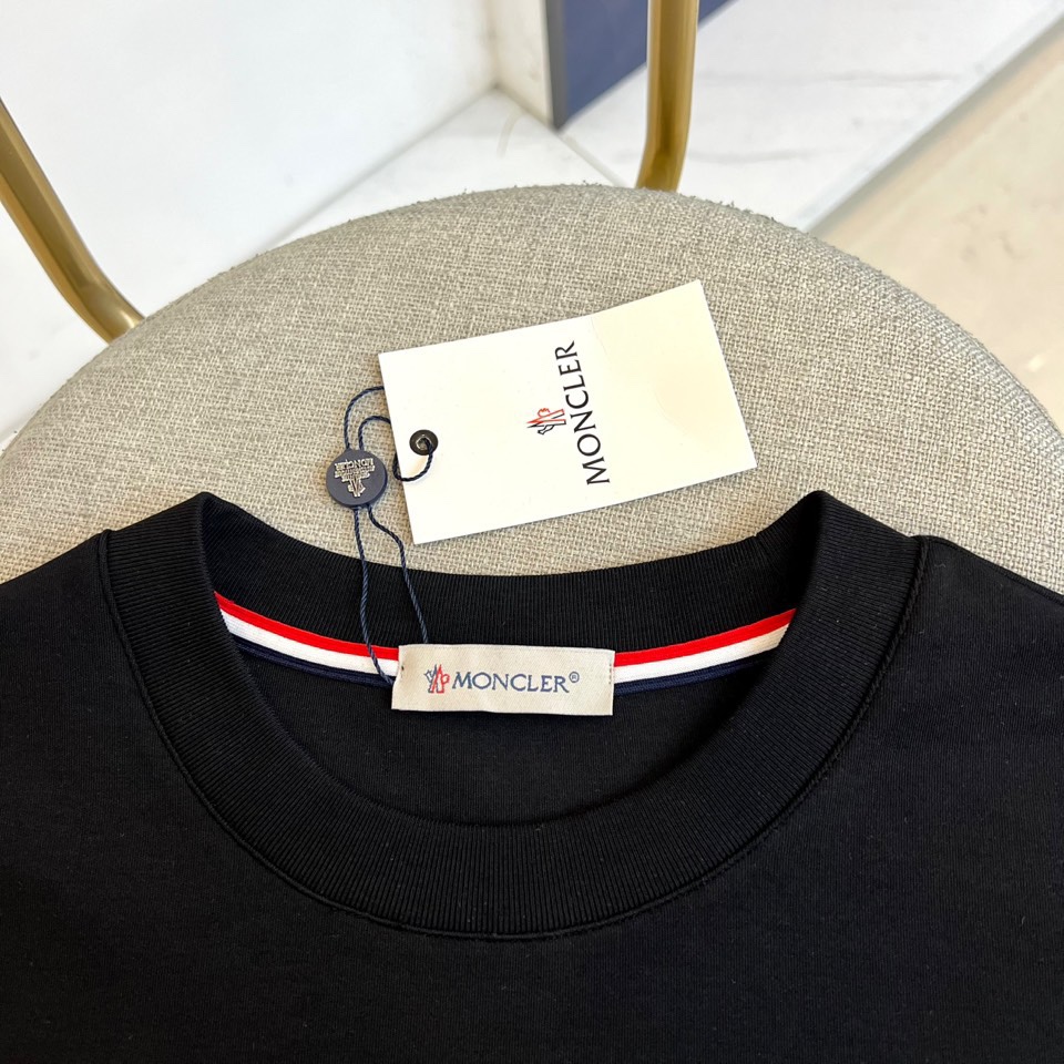 Mon蒙口、 2025秋冬新品长袖T恤，以极简设计诠释都市运动美学。款式采用经典圆领设计，领口融入品牌标