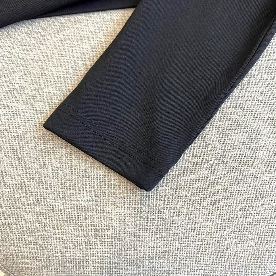 Mon蒙口、 2025秋冬新品长袖T恤，以极简设计诠释都市运动美学。款式采用经典圆领设计，领口融入品牌标