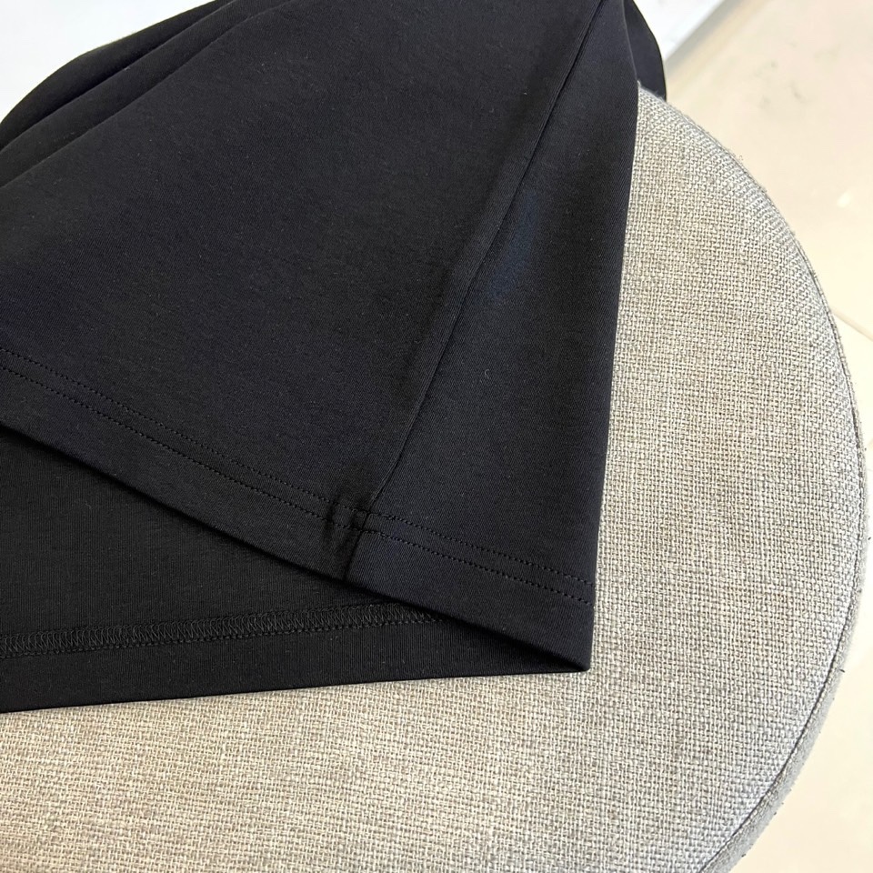 Mon蒙口、 2025秋冬新品长袖T恤，以极简设计诠释都市运动美学。款式采用经典圆领设计，领口融入品牌标