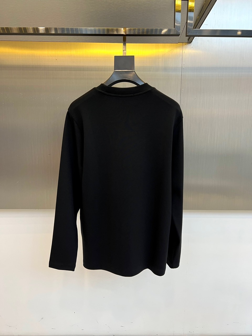 Mon蒙口、 2025秋冬新品长袖T恤，以极简设计诠释都市运动美学。款式采用经典圆领设计，领口融入品牌标