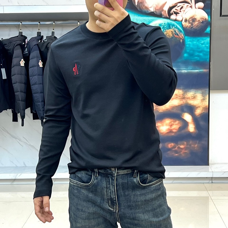 Mon蒙口、 2025秋冬新品长袖T恤，以极简设计诠释都市运动美学。款式采用经典圆领设计，领口融入品牌标