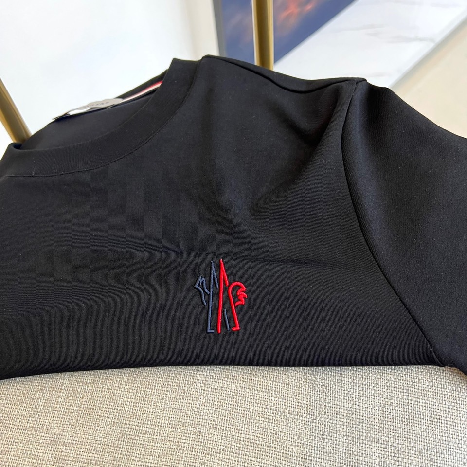 Mon蒙口、 2025秋冬新品长袖T恤，以极简设计诠释都市运动美学。款式采用经典圆领设计，领口融入品牌标
