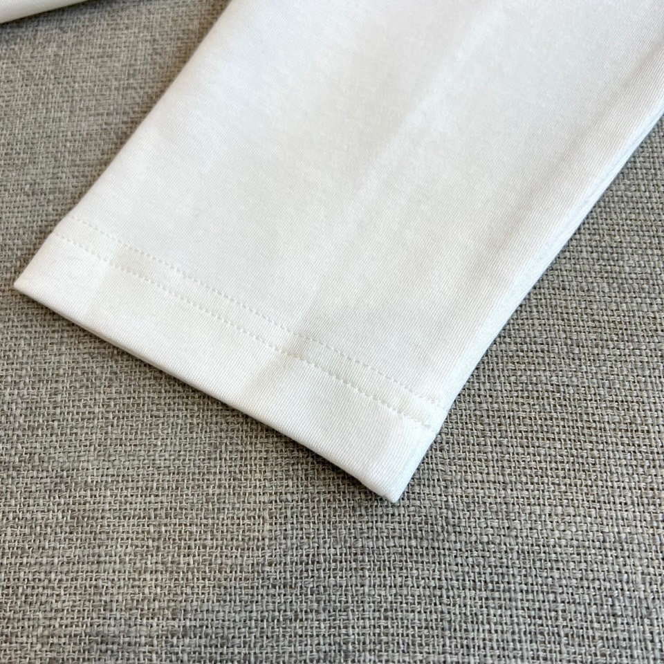 Mon蒙口、 2025秋冬新品长袖T恤，以极简设计诠释都市运动美学。款式采用经典圆领设计，领口融入品牌标