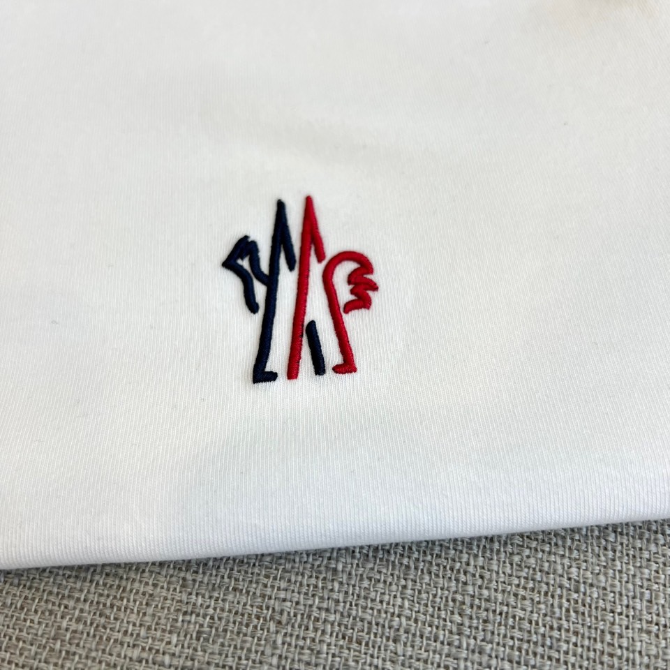 Mon蒙口、 2025秋冬新品长袖T恤，以极简设计诠释都市运动美学。款式采用经典圆领设计，领口融入品牌标