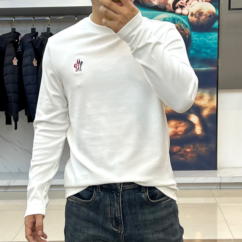 Mon蒙口、 2025秋冬新品长袖T恤，以极简设计诠释都市运动美学。款式采用经典圆领设计，领口融入品牌标