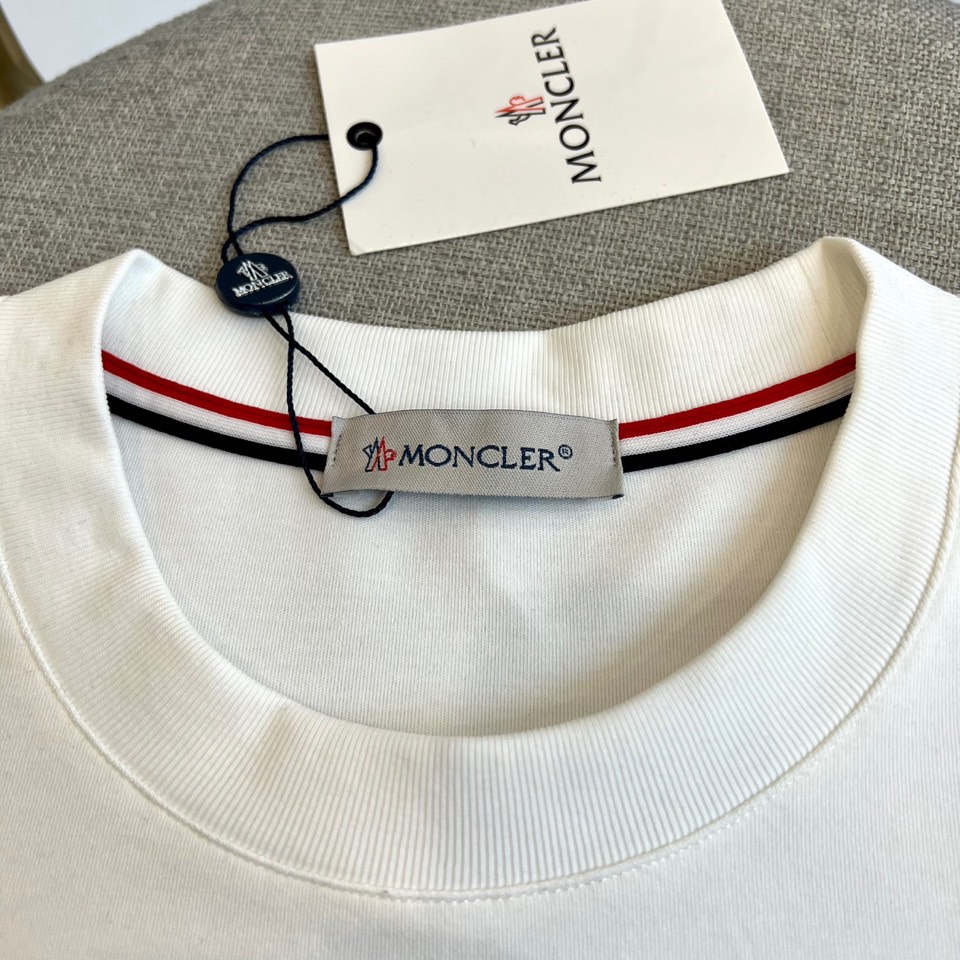 Mon蒙口、 2025秋冬新品长袖T恤，以极简设计诠释都市运动美学。款式采用经典圆领设计，领口融入品牌标