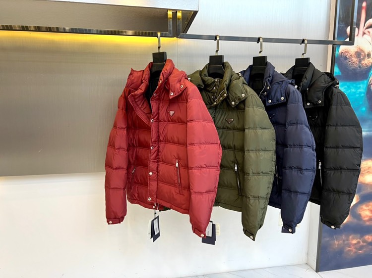 PRAD普拉（白鹅绒）、2025秋冬新作羽绒服，以标志性三角徽标续写意式奢华传奇。本系列推出深邃黑、军旅