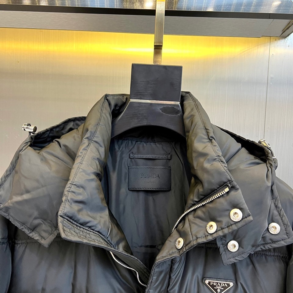 PRAD普拉（白鹅绒）、2025秋冬新作羽绒服，以标志性三角徽标续写意式奢华传奇。本系列推出深邃黑、军旅