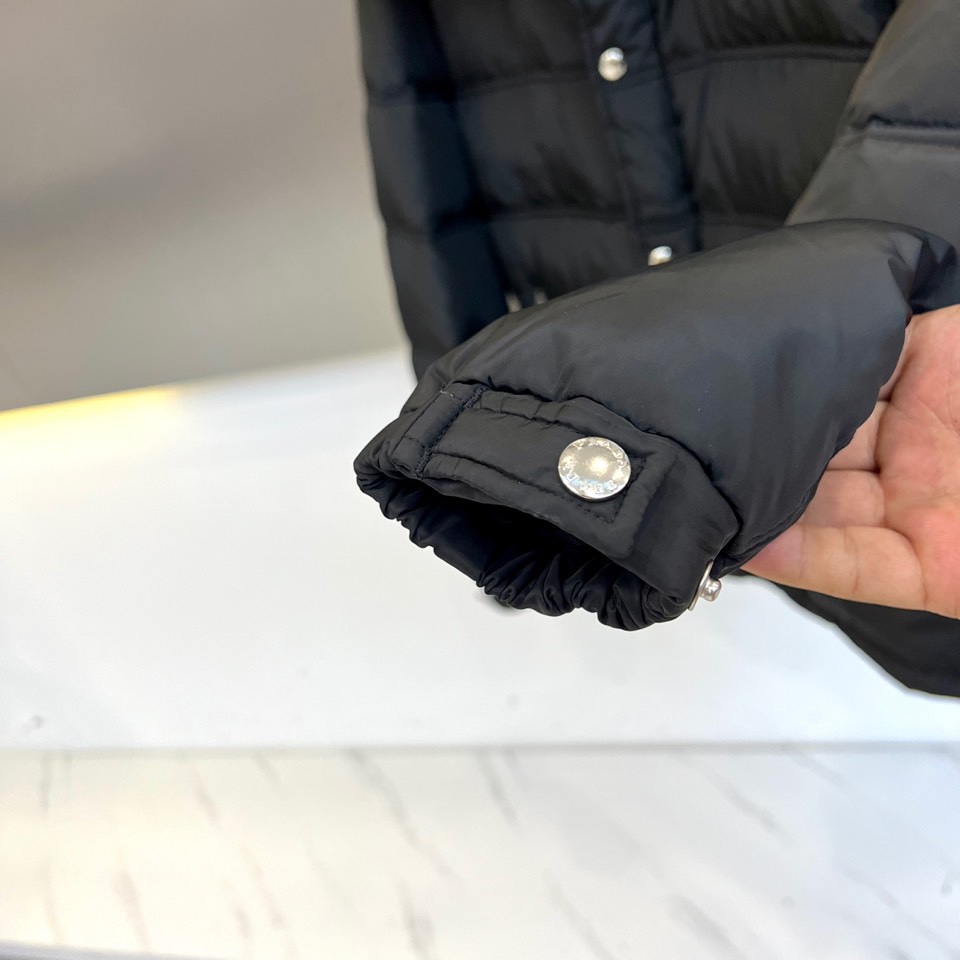 PRAD普拉（白鹅绒）、2025秋冬新作羽绒服，以标志性三角徽标续写意式奢华传奇。本系列推出深邃黑、军旅