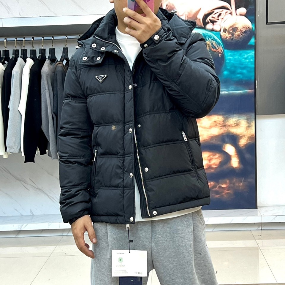 PRAD普拉（白鹅绒）、2025秋冬新作羽绒服，以标志性三角徽标续写意式奢华传奇。本系列推出深邃黑、军旅
