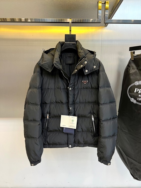 PRAD普拉（白鹅绒）、2025秋冬新作羽绒服，以标志性三角徽标续写意式奢华传奇。本系列推出深邃黑、军旅
