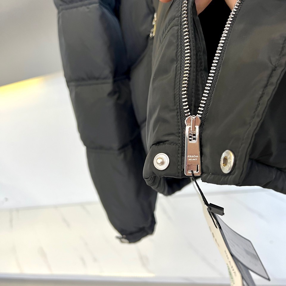 PRAD普拉（白鹅绒）、2025秋冬新作羽绒服，以标志性三角徽标续写意式奢华传奇。本系列推出深邃黑、军旅