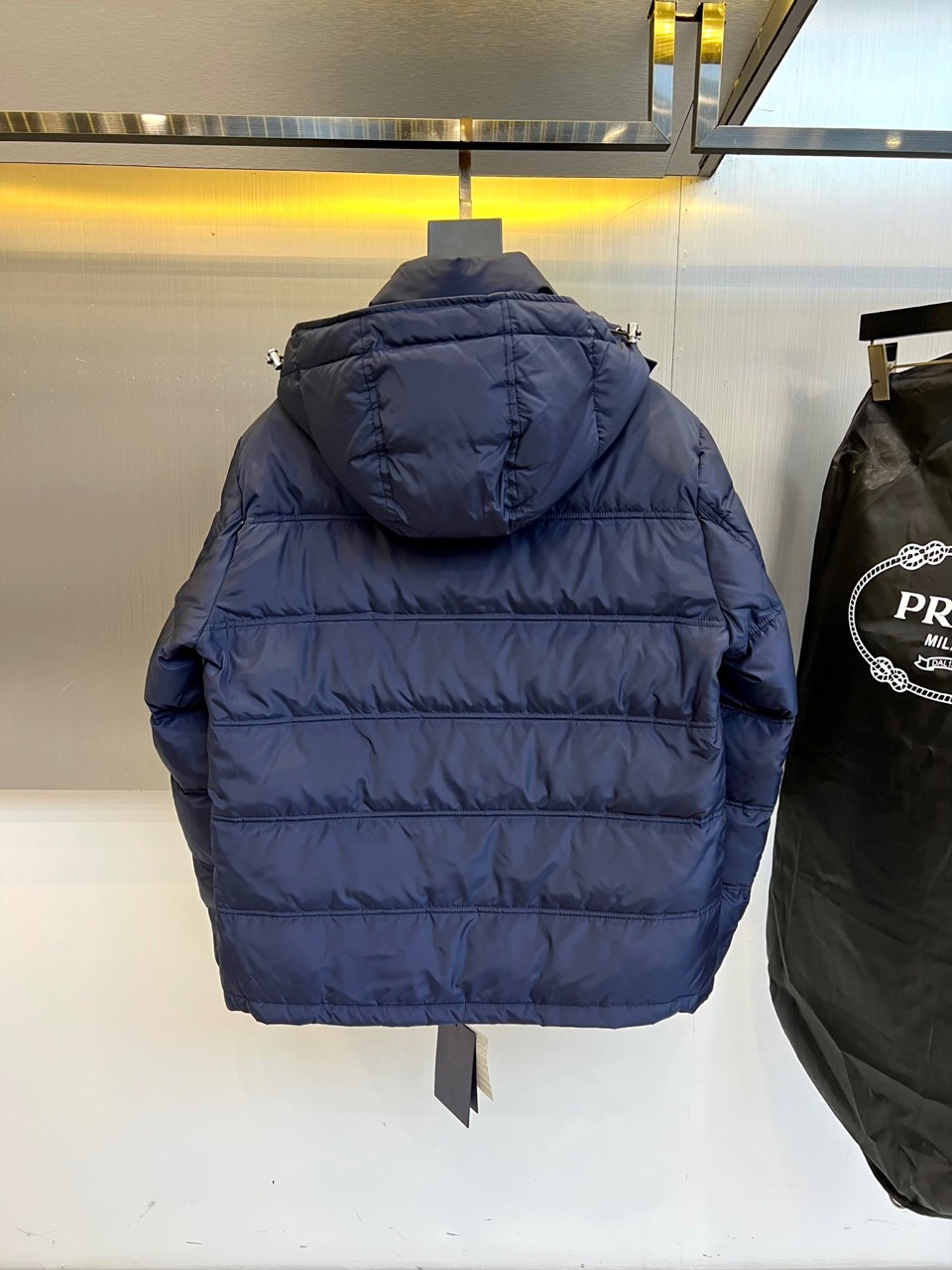 PRAD普拉（白鹅绒）、2025秋冬新作羽绒服，以标志性三角徽标续写意式奢华传奇。本系列推出深邃黑、军旅
