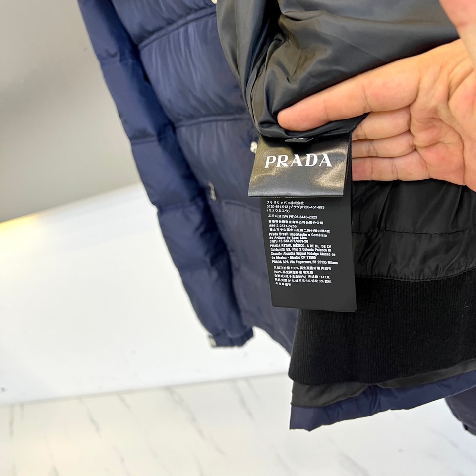 PRAD普拉（白鹅绒）、2025秋冬新作羽绒服，以标志性三角徽标续写意式奢华传奇。本系列推出深邃黑、军旅