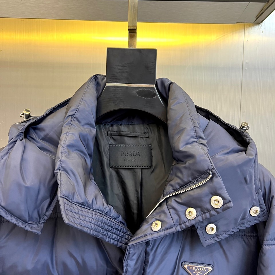 PRAD普拉（白鹅绒）、2025秋冬新作羽绒服，以标志性三角徽标续写意式奢华传奇。本系列推出深邃黑、军旅