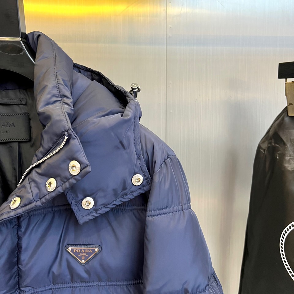 PRAD普拉（白鹅绒）、2025秋冬新作羽绒服，以标志性三角徽标续写意式奢华传奇。本系列推出深邃黑、军旅