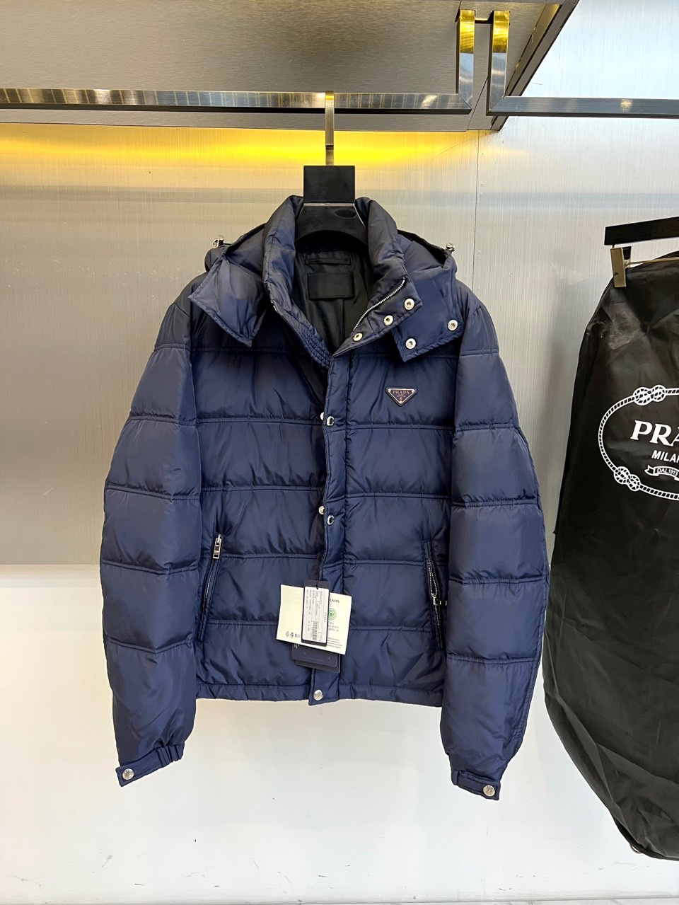 PRAD普拉（白鹅绒）、2025秋冬新作羽绒服，以标志性三角徽标续写意式奢华传奇。本系列推出深邃黑、军旅