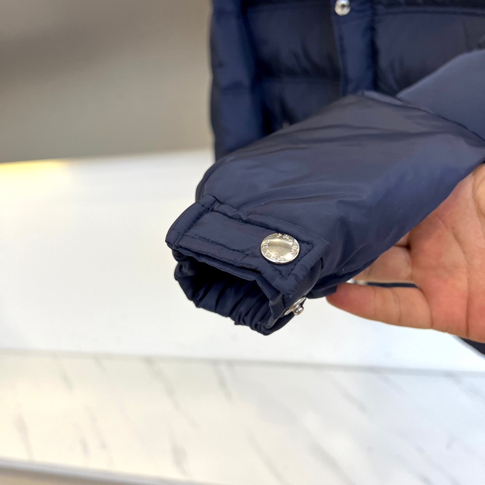 PRAD普拉（白鹅绒）、2025秋冬新作羽绒服，以标志性三角徽标续写意式奢华传奇。本系列推出深邃黑、军旅