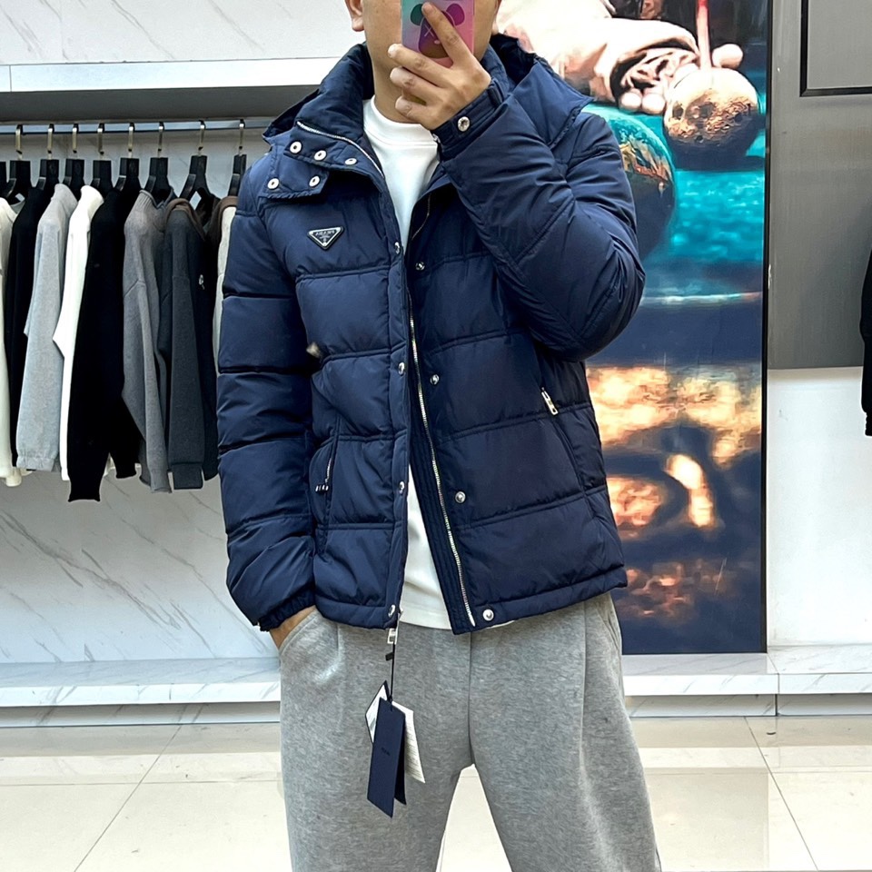 PRAD普拉（白鹅绒）、2025秋冬新作羽绒服，以标志性三角徽标续写意式奢华传奇。本系列推出深邃黑、军旅