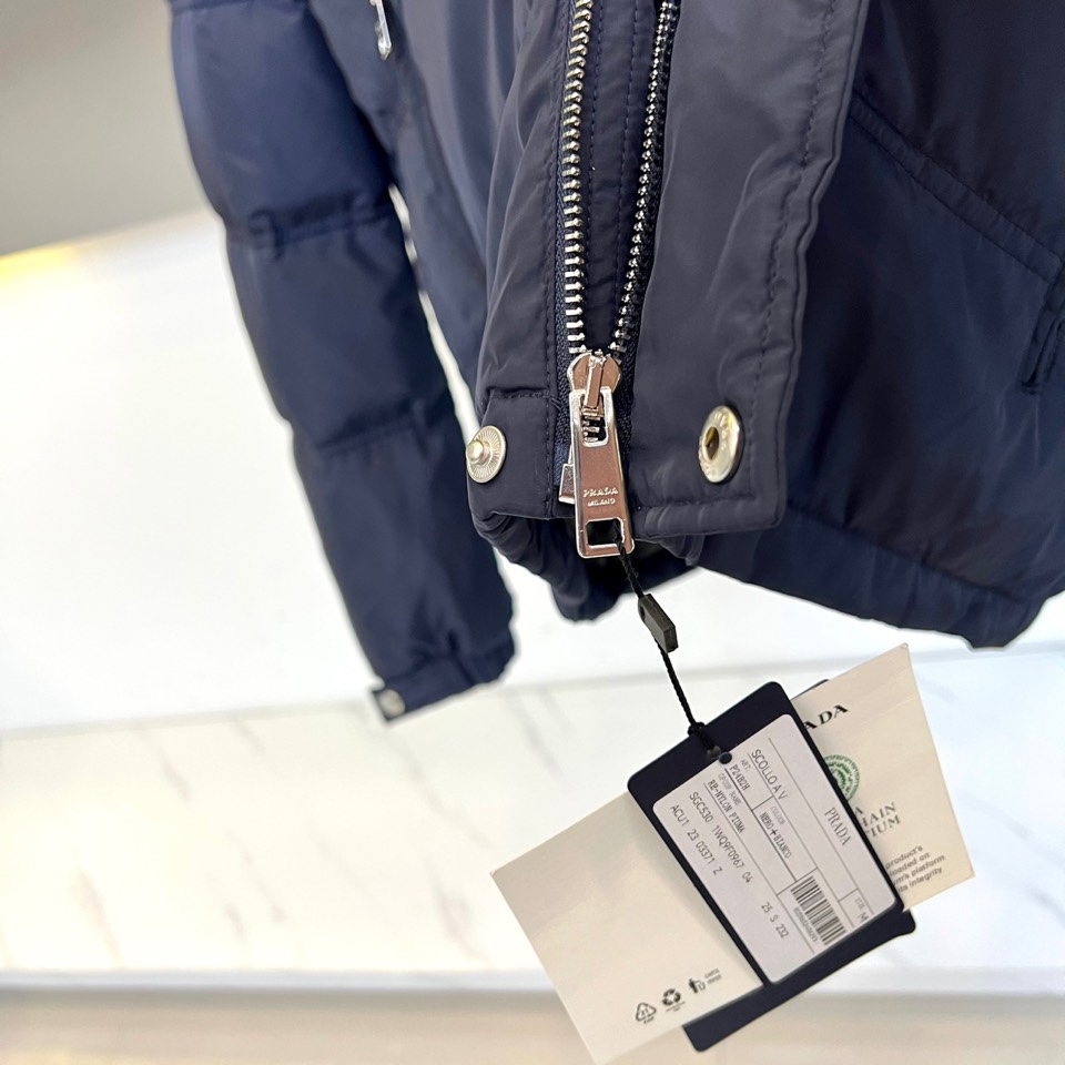 PRAD普拉（白鹅绒）、2025秋冬新作羽绒服，以标志性三角徽标续写意式奢华传奇。本系列推出深邃黑、军旅