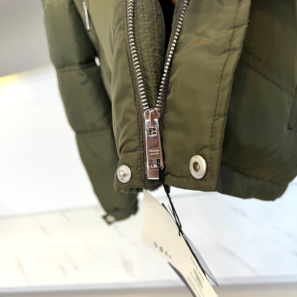 PRAD普拉（白鹅绒）、2025秋冬新作羽绒服，以标志性三角徽标续写意式奢华传奇。本系列推出深邃黑、军旅