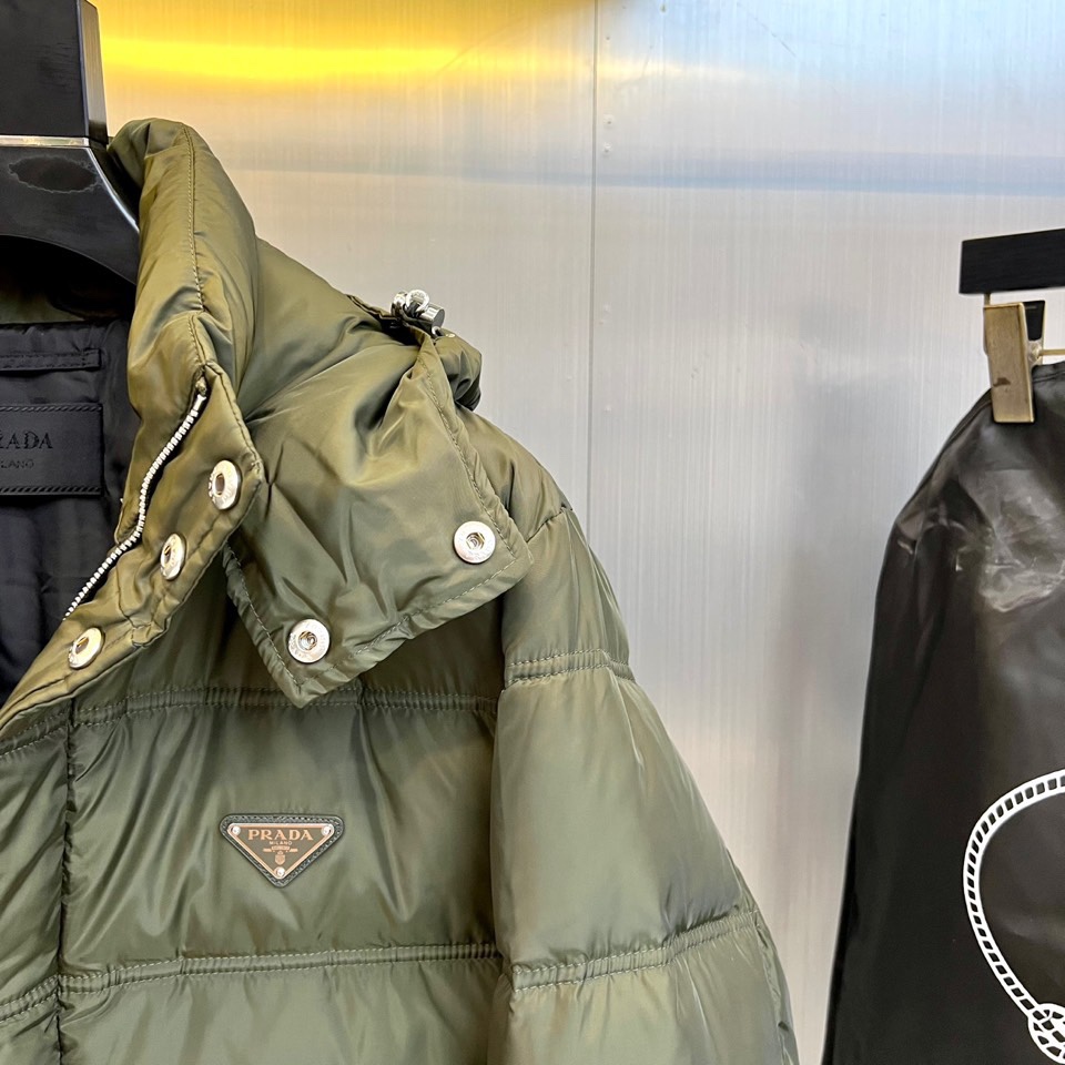 PRAD普拉（白鹅绒）、2025秋冬新作羽绒服，以标志性三角徽标续写意式奢华传奇。本系列推出深邃黑、军旅