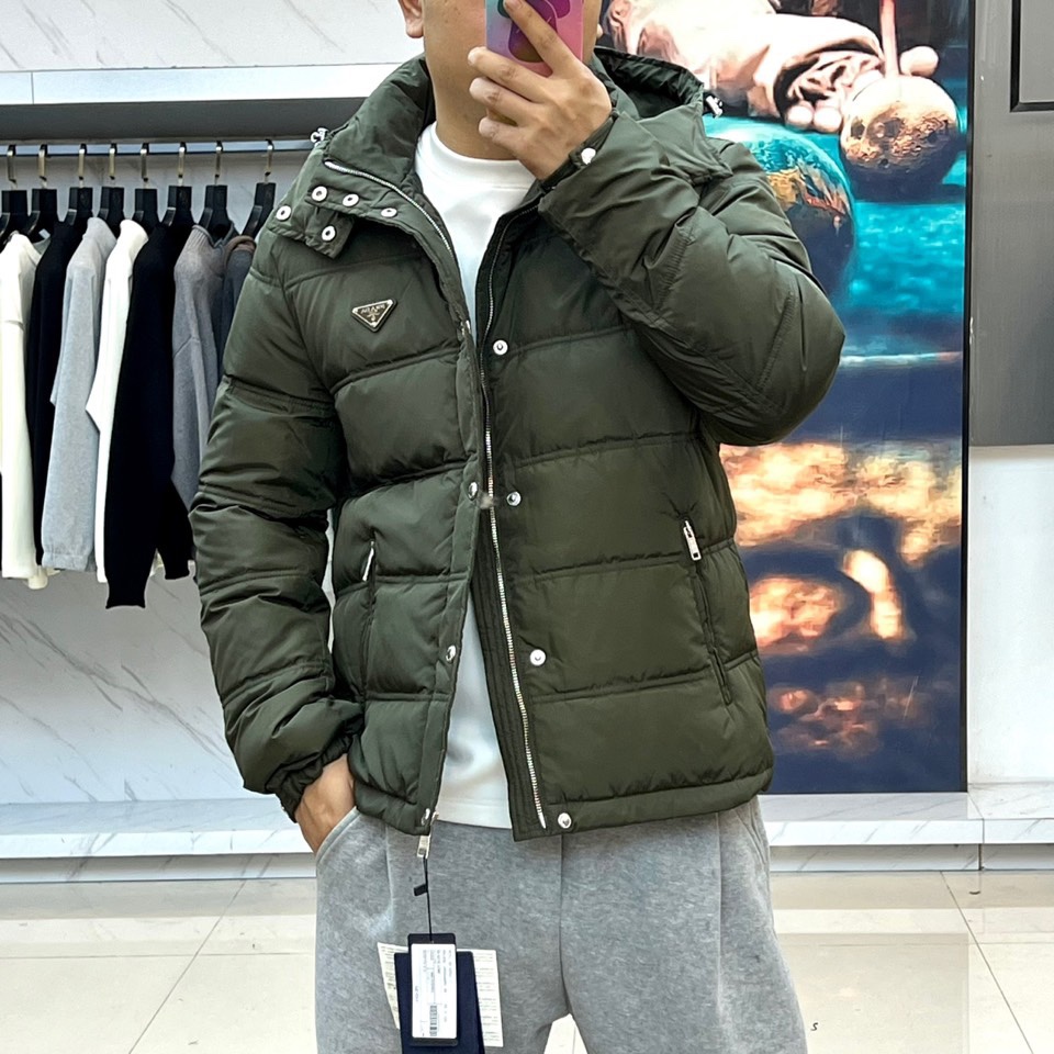 PRAD普拉（白鹅绒）、2025秋冬新作羽绒服，以标志性三角徽标续写意式奢华传奇。本系列推出深邃黑、军旅