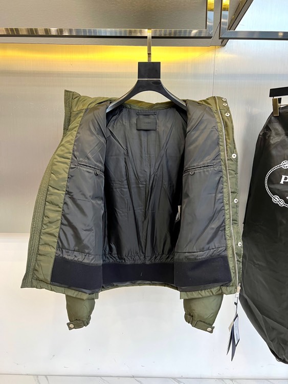 PRAD普拉（白鹅绒）、2025秋冬新作羽绒服，以标志性三角徽标续写意式奢华传奇。本系列推出深邃黑、军旅