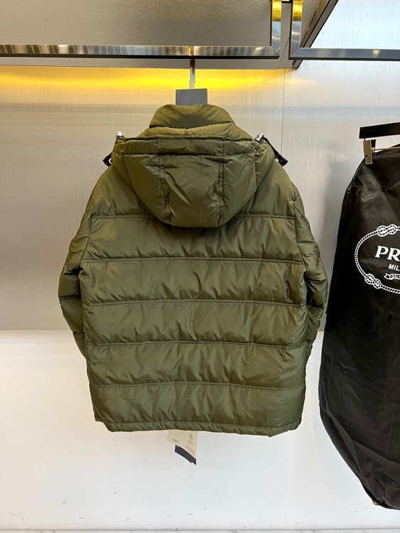 PRAD普拉（白鹅绒）、2025秋冬新作羽绒服，以标志性三角徽标续写意式奢华传奇。本系列推出深邃黑、军旅